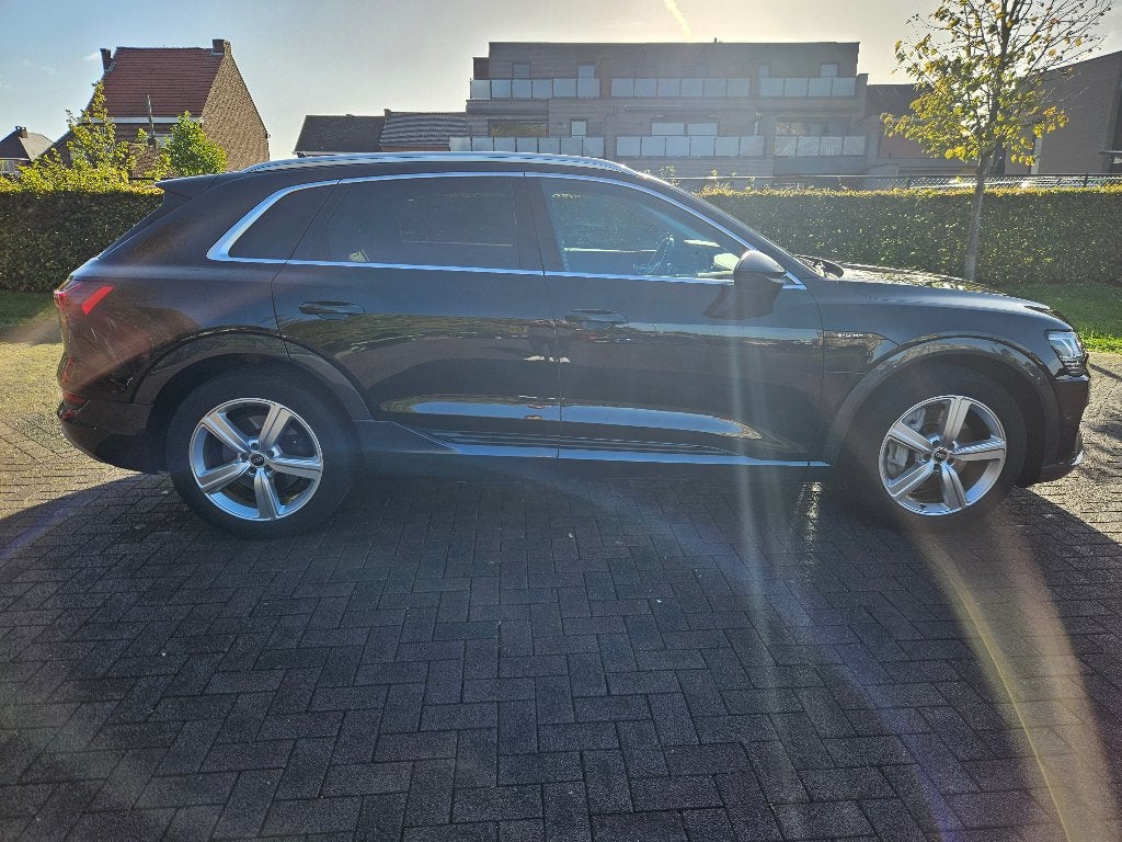 Audi Q8 e-Tron 55 Advanced Quattro, Auto's, Automaat, Dealer onderhouden, Zwart, Verwarmde buitenspiegels