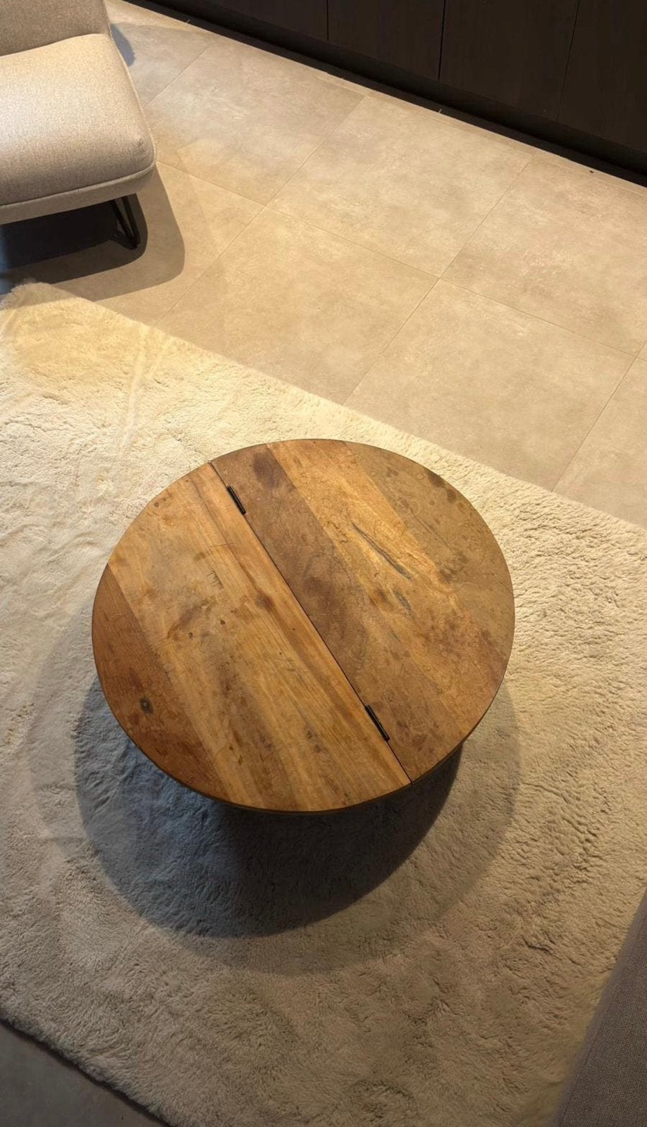 Massieve mango houten salon tafel met metalen opbergruimte, Ophalen, Zo goed als nieuw