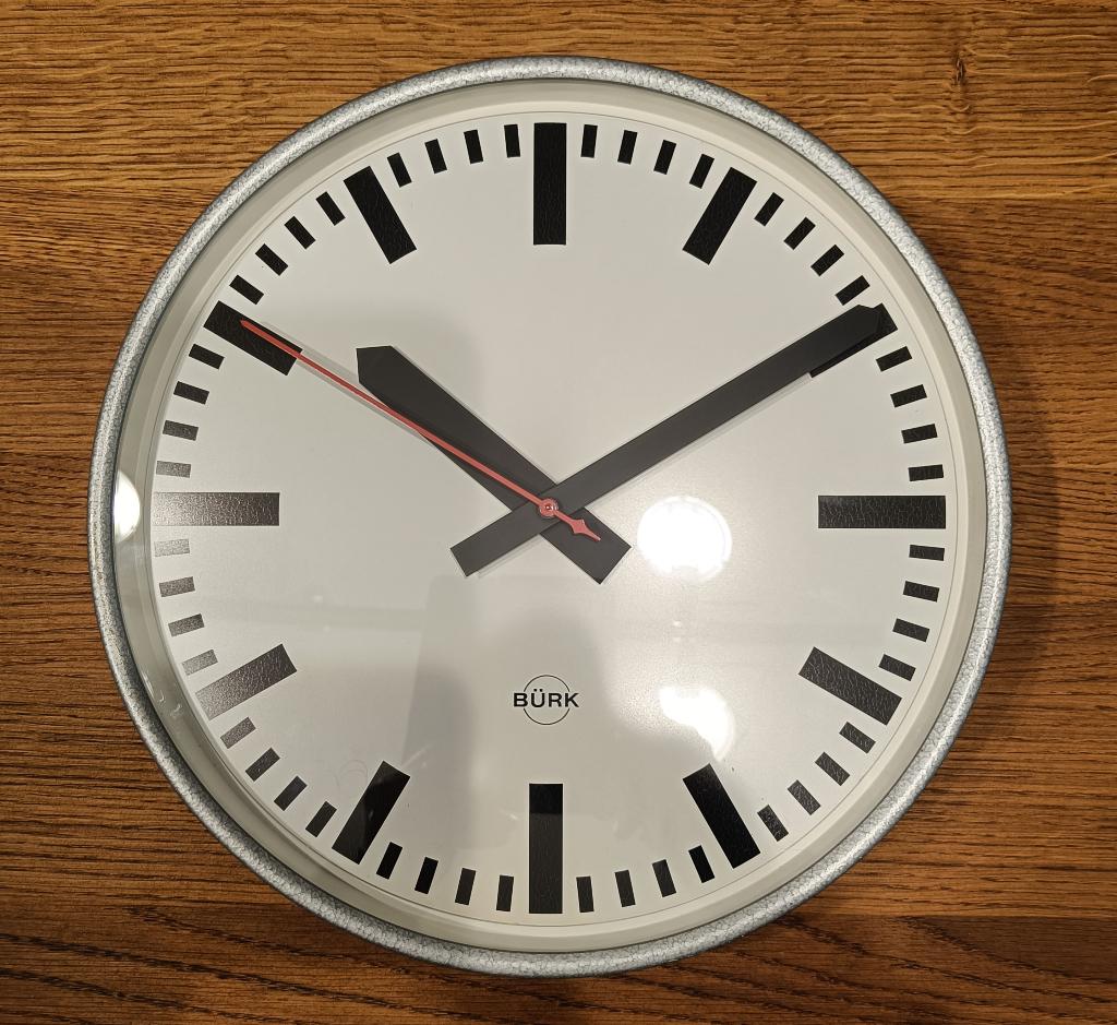 Bürk Grijze industriėle wandklok, Huis en Inrichting, Ophalen, Gebruikt, Analoog, Wandklok