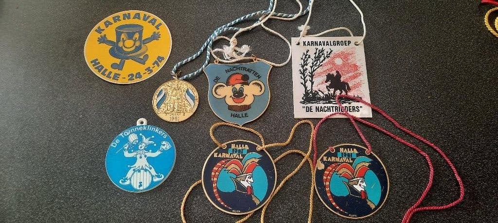 6 medailles en sticker Halle carnaval 70/80, Ophalen of Verzenden