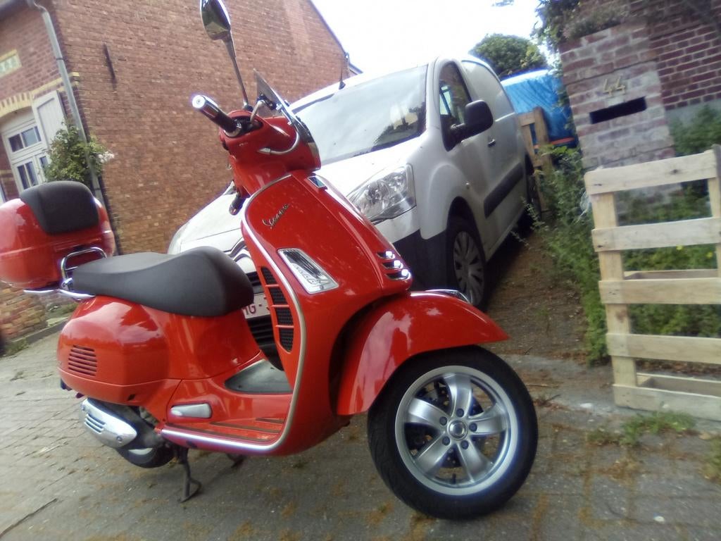 Vespa GTS 300 HPE ,met topkoffer,windscherm,beenkleed,gps ., Ophalen