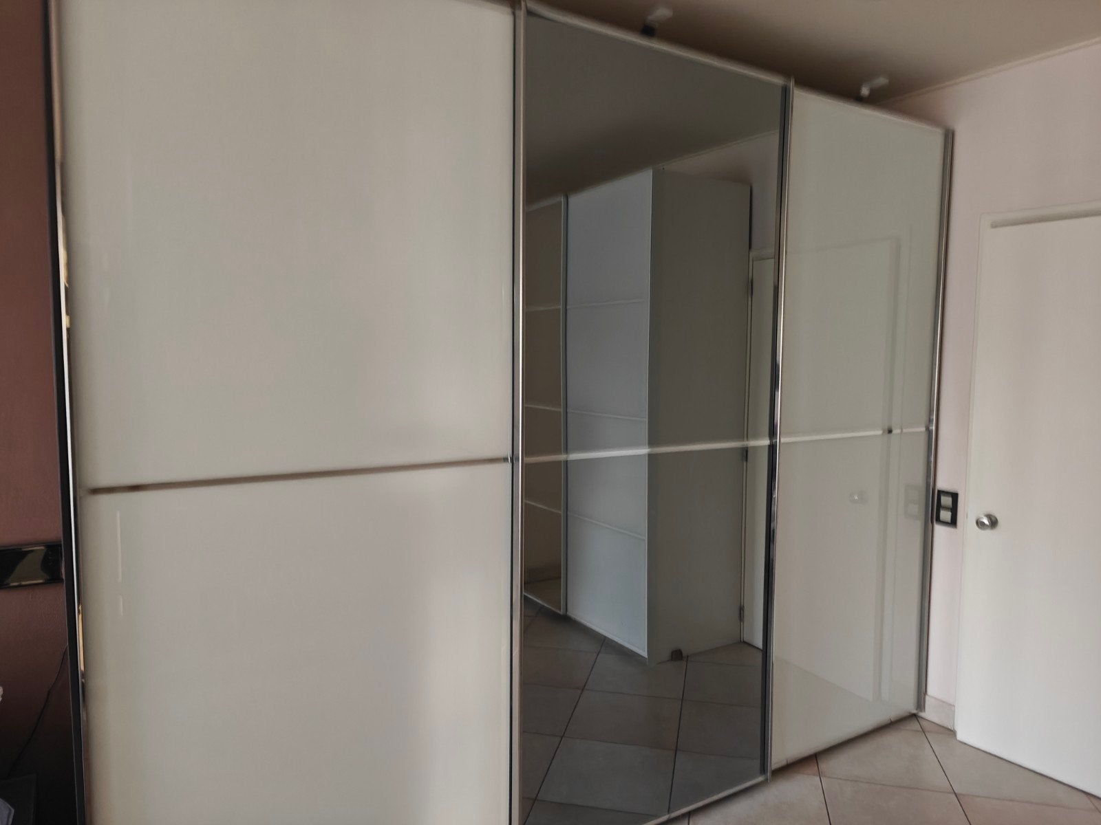 Grande armoire en bon état, Enlèvement