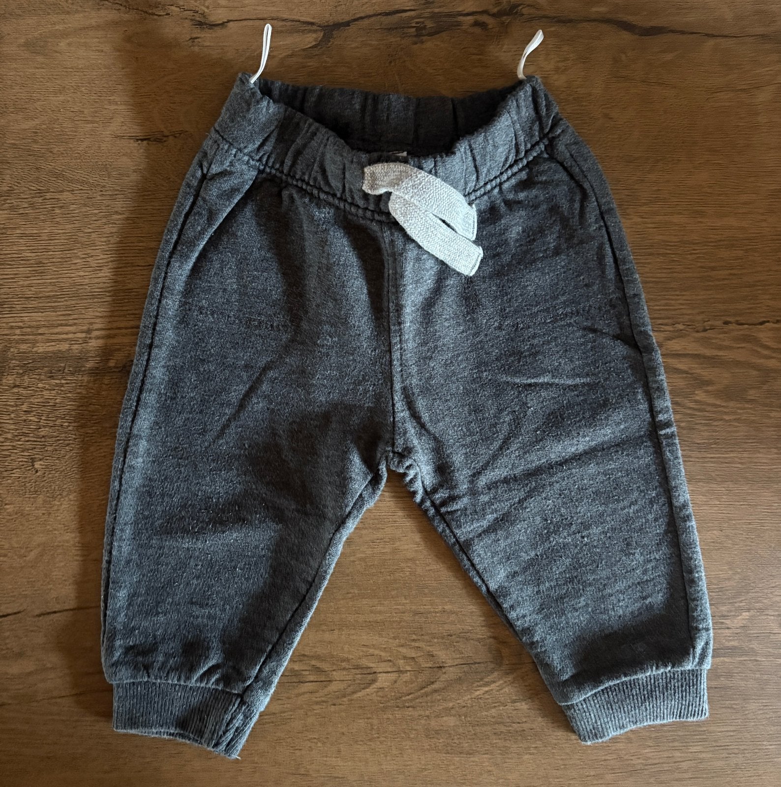 Pantalon de training gris foncé C&A - 6 mois - 3€, Enlèvement ou Envoi, Utilisé, Garçon, Pantalon