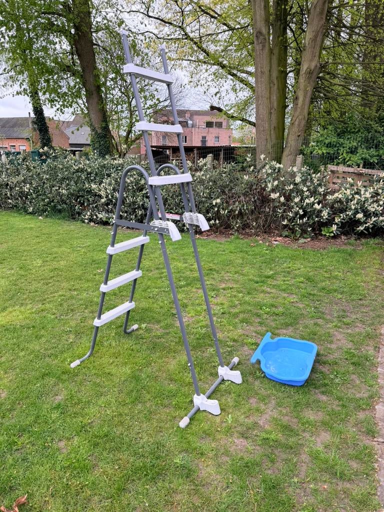 Intex zwembadladder met beveiliging en voetbadje, Ophalen, Zo goed als nieuw, Opblaaszwembad, 80 tot 120 cm