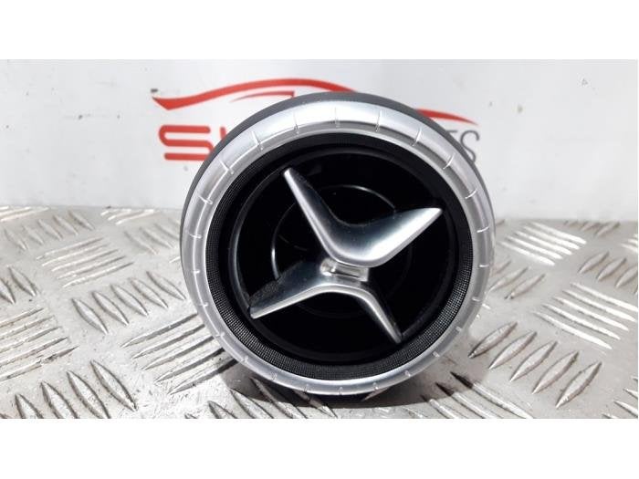 Grille aération tableau de bord d'un Mercedes CLA, 3 mois de garantie, Utilisé, -, -