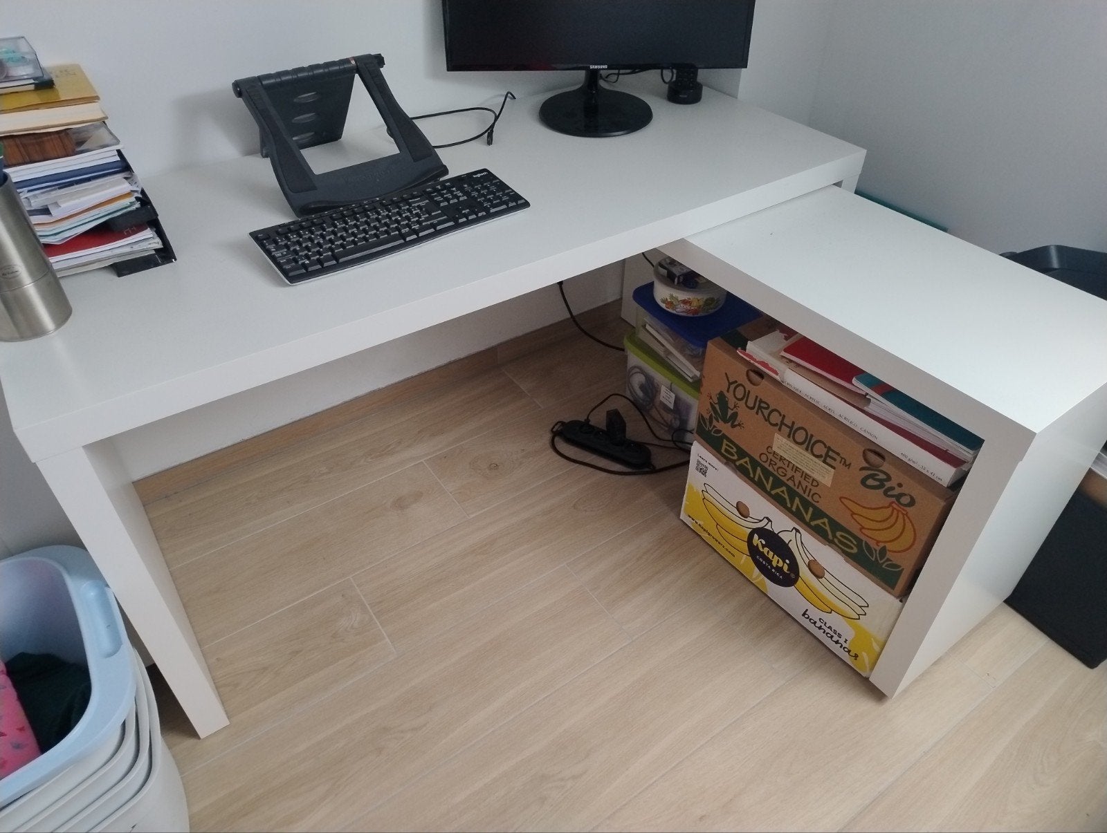 Bureau met uitschuifbaar deel in perfecte staat, Huis en Inrichting, Bureaus, Ophalen, 65 cm, Zo goed als nieuw, IKEA