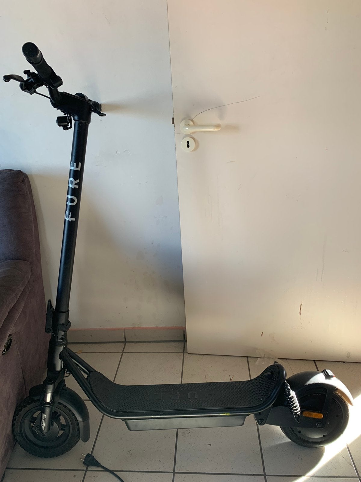 PURE elektrische step – defecte laadpoort, Fietsen en Brommers, Steps, Ophalen, Zo goed als nieuw