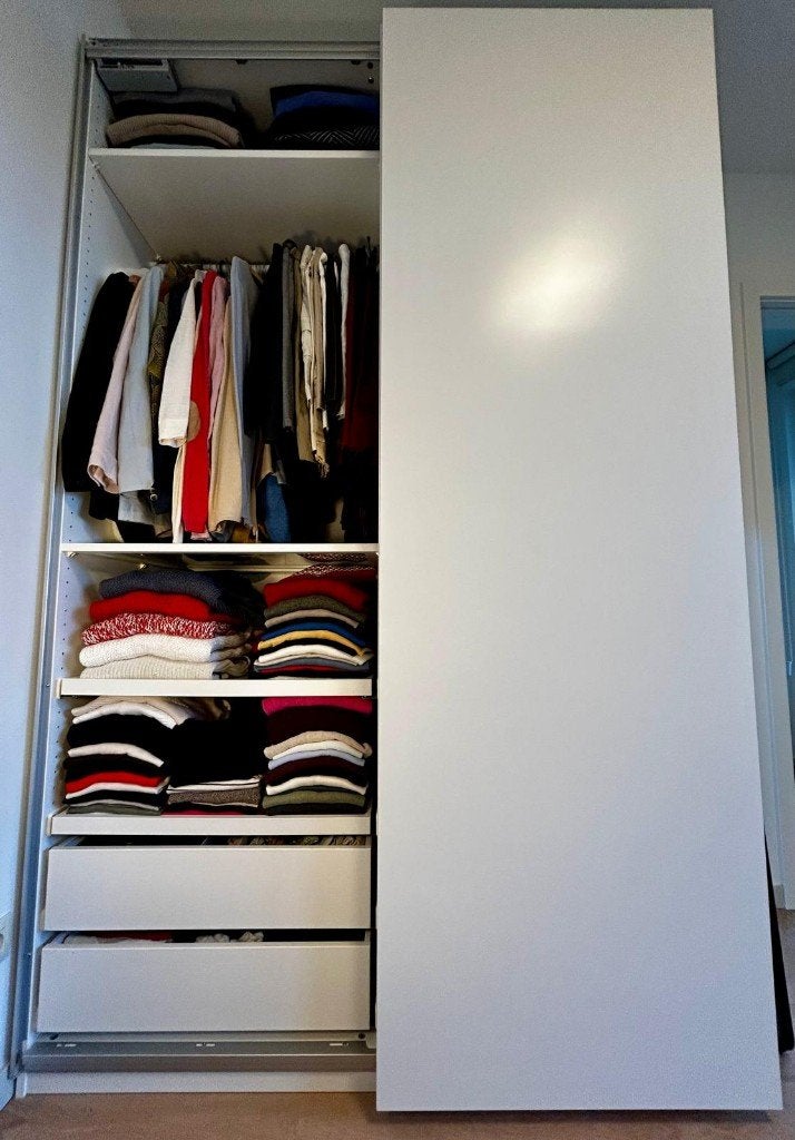 IKEA PAX kledingkast met schuifdeuren – wit, Huis en Inrichting, Kasten | Kleerkasten, Ophalen, Strak, modern en luxe uitgevoerd