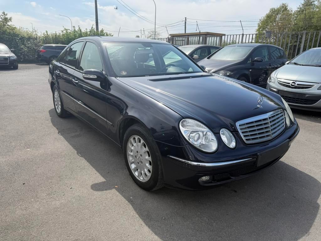 MERCEDES-BENZ E200 DIESEL 2.2, Auto's, Stof, 4 cilinders, Zwart, Bedrijf