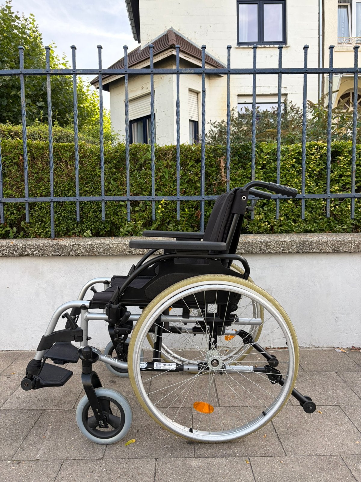Chaise roulante pliable Breezy etat neuf, Divers, Chaises roulantes, Enlèvement ou Envoi, Pliant, Comme neuf, Fauteuil roulant manuel