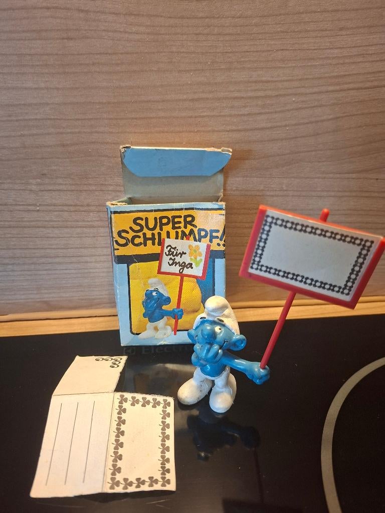 Smurf schilddrager met rood schild + doosje! (40208), Collections, Schtroumpfs, Comme neuf, Enlèvement ou Envoi