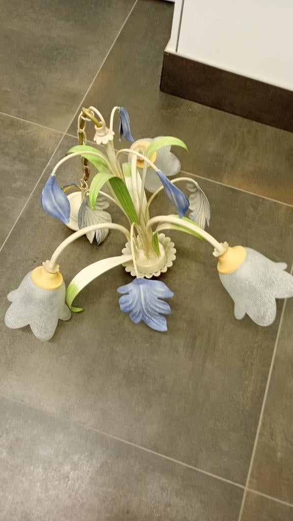 Luminaire vintage en tulipe avec 3 calices en verre à lait, Enlèvement