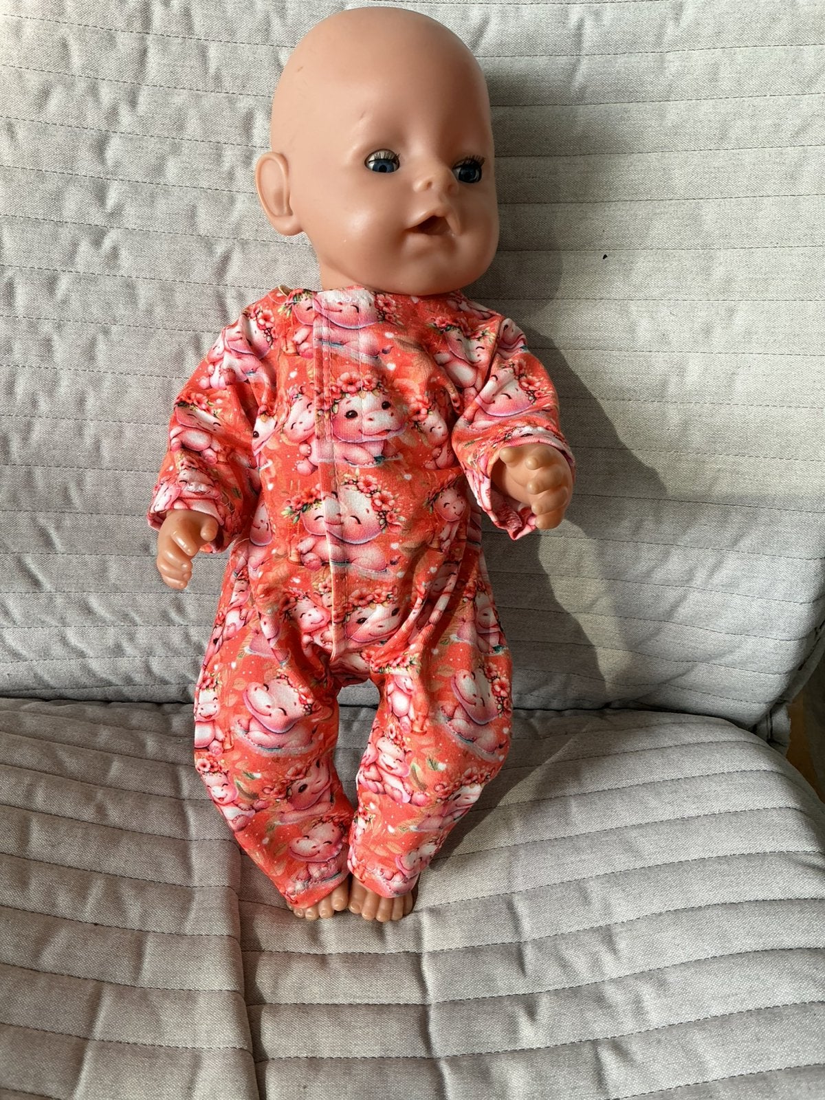 138. Babyborn: Nieuw oranje speelpakje met nijlpaardjes, Ophalen of Verzenden, Nieuw, Babypop