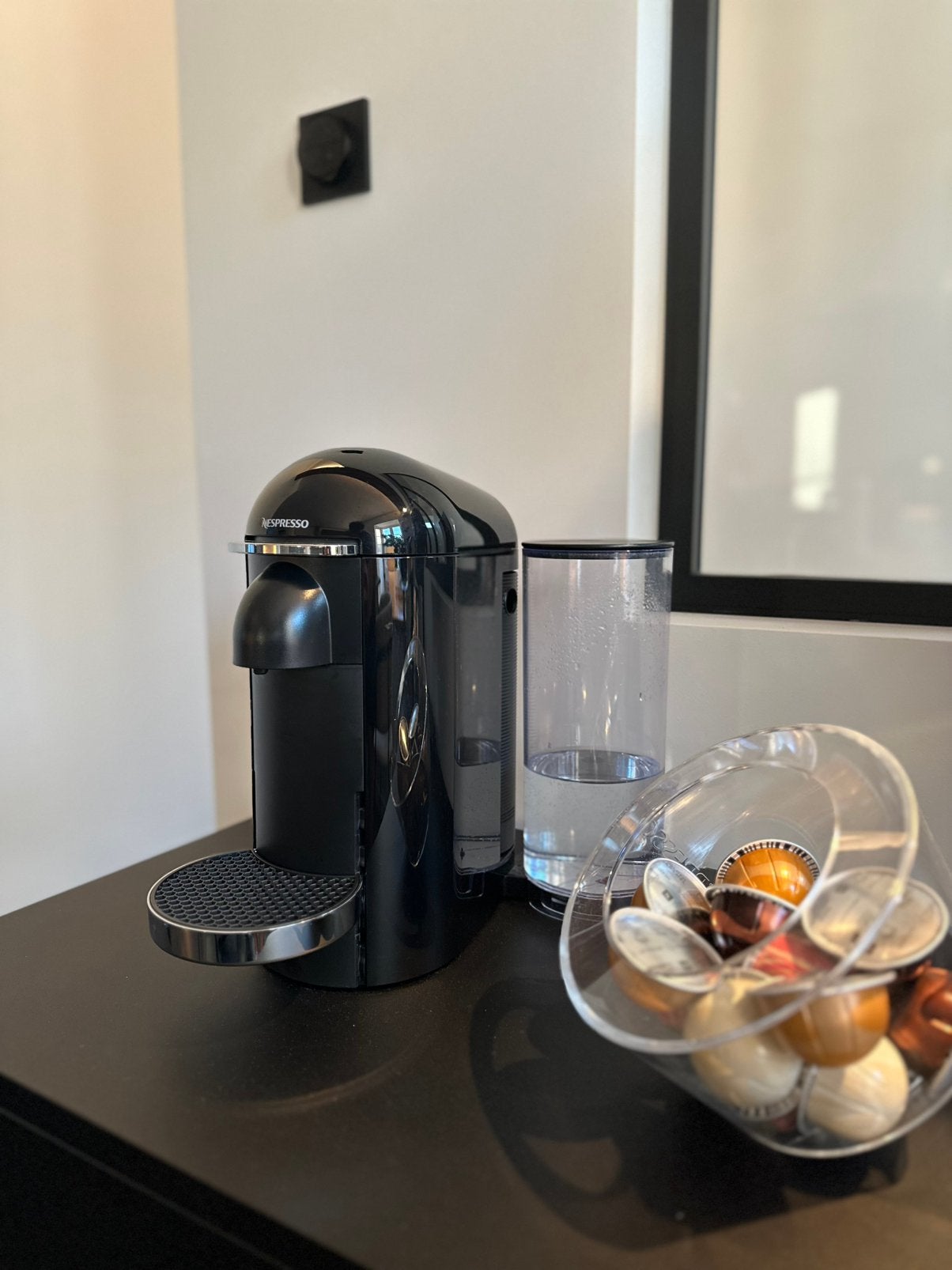 Nespresso Vertuo Plus noire + range-capsules – très bon état, Enlèvement, Comme neuf