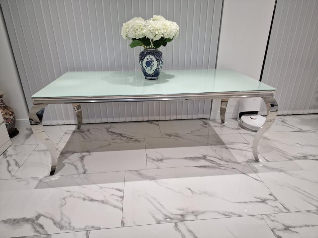 Eettafel en salontafel, Enlèvement