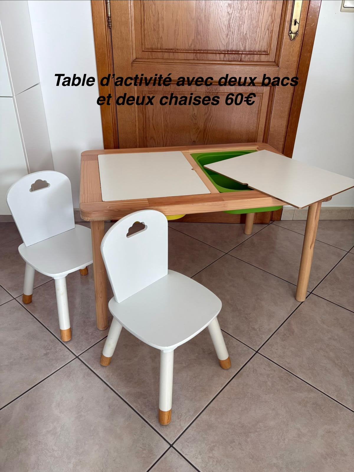 Table d activites flisat ikea avef 2 casiers et 2 chaises, Enfants & Bébés, Enlèvement, Comme neuf, Chaise(s)