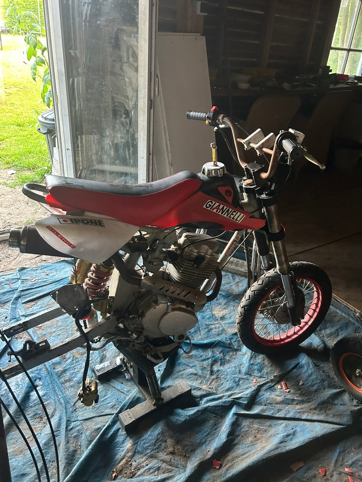 Het is een rood met zwarte dirtbike, Vélos & Vélomoteurs, Mini Bikes, Midi Bikes & Pit Bikes, Dirt Bike, Enlèvement, Utilisé, Frein à disque