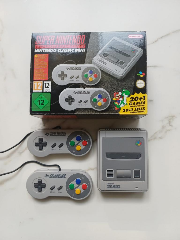 SNES Mini Classic met 300 spellen van super nintendo, Games en Spelcomputers, Ophalen of Verzenden, Zo goed als nieuw, Met 2 controllers