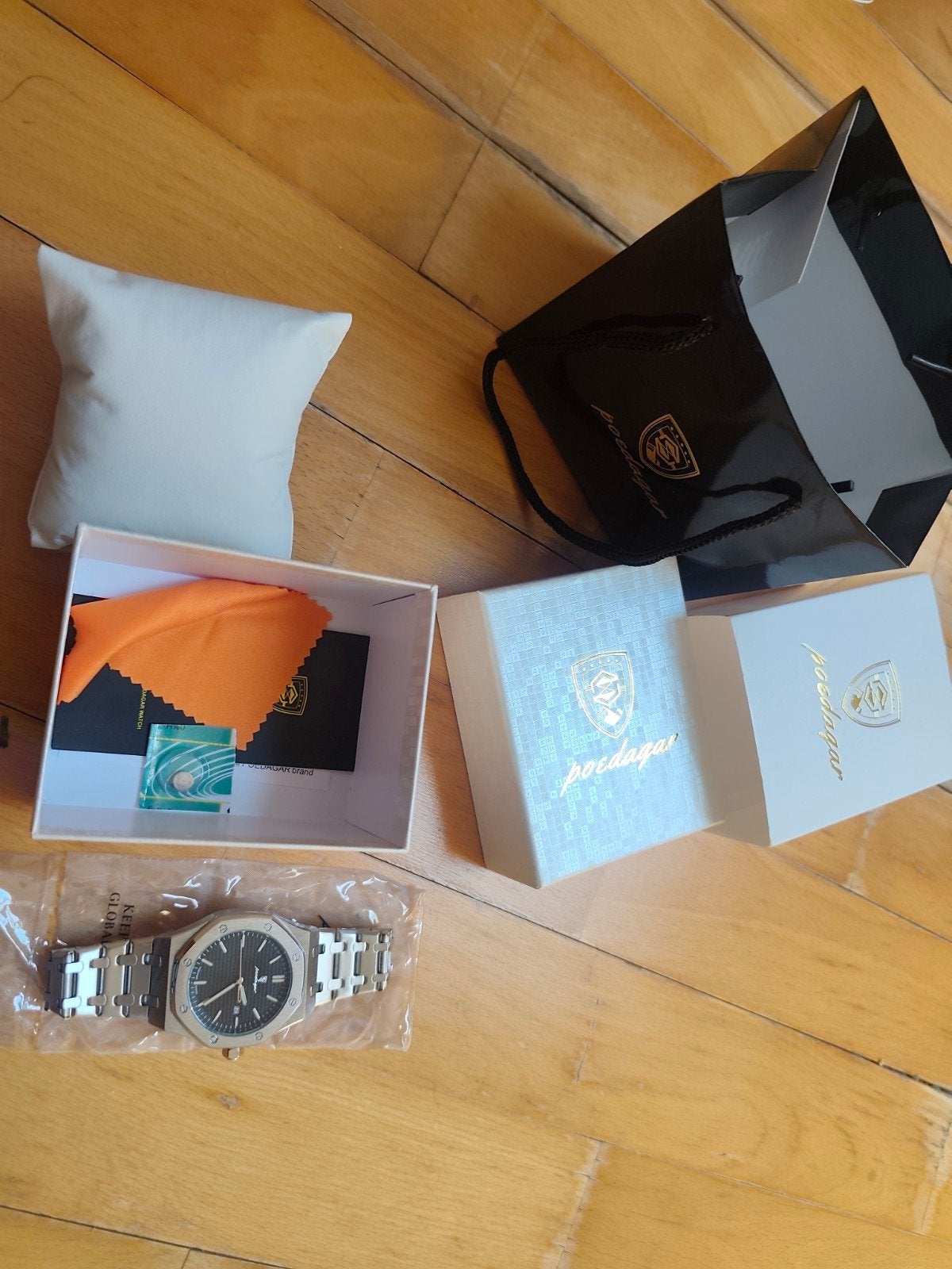 Nouvelle montre pour homme, Enlèvement