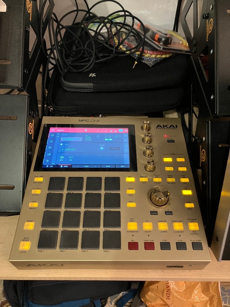 Akai MPC One GOLD edition + valise, Enlèvement, Comme neuf