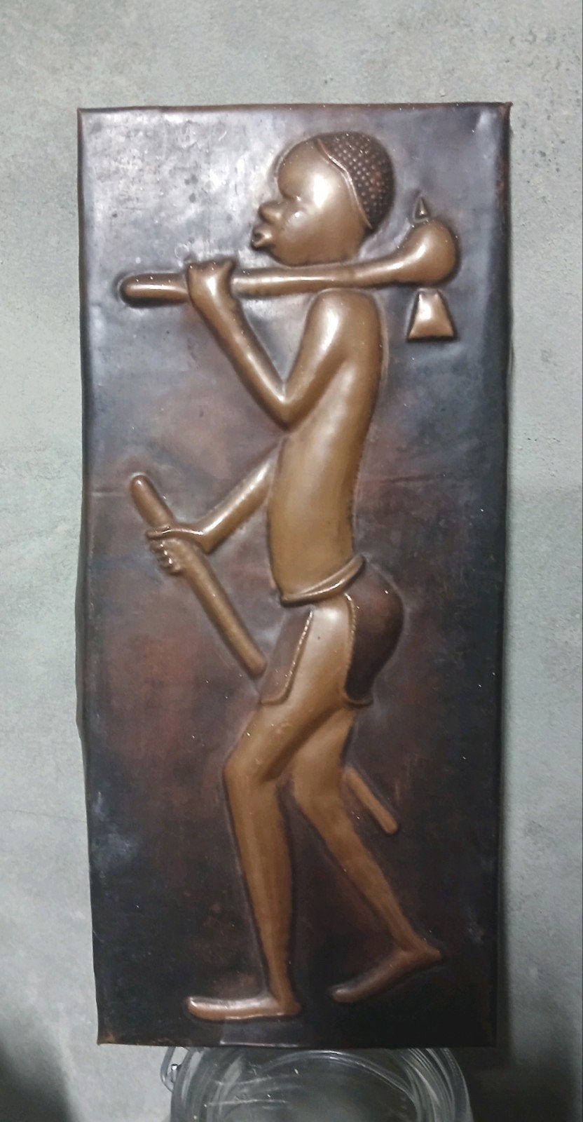 Plaquette decorative en cuivre repoussé, Afrique, Enlèvement ou Envoi