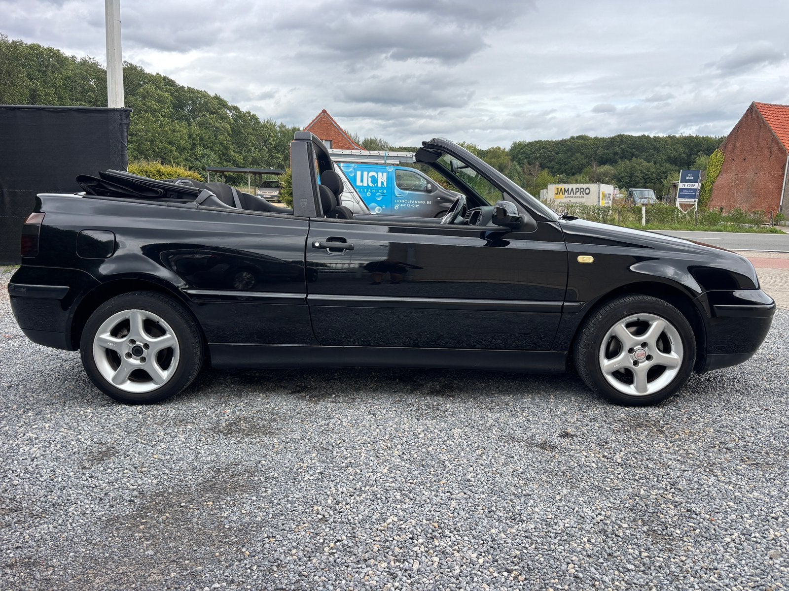 Mooie VW Golf cabrio 1.6i AUTOMAAT blanco gekeurd!!, Auto's, 4 zetels, Stof, Zwart, 4 cilinders
