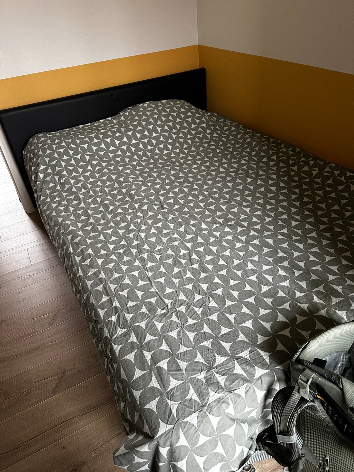Bed, Huis en Inrichting, Ophalen, Zwart, 140 cm, Zo goed als nieuw