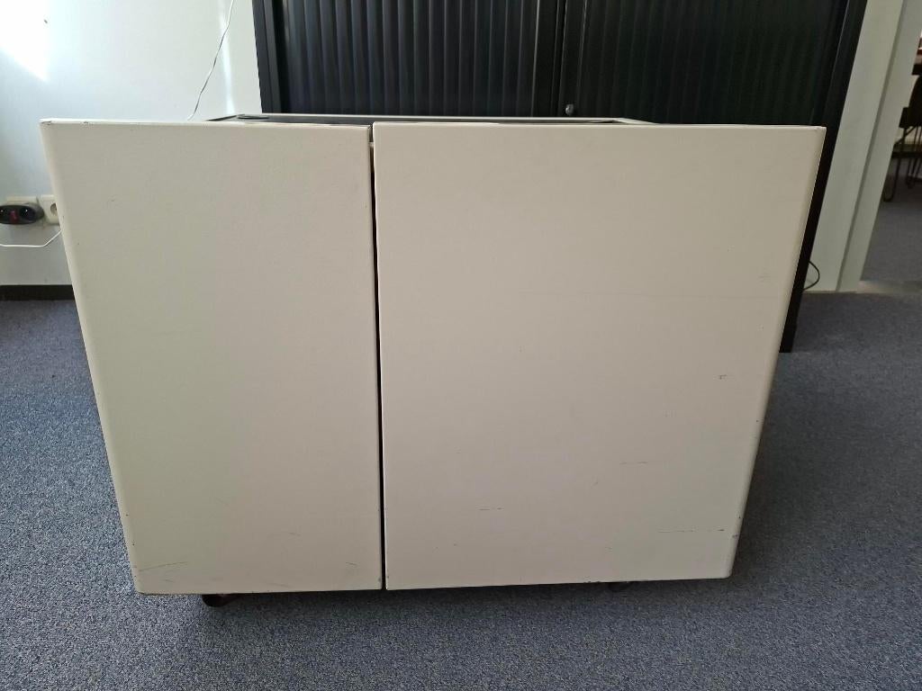 Metale kast/tafel op wieltjes - Gratis weg te geven, Huis en Inrichting, 50 tot 100 cm, Minder dan 100 cm, Metaal, 50 tot 75 cm