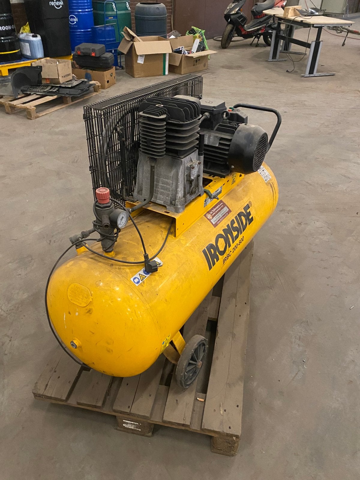 Compressor Ironside (200l), Doe-het-zelf en Bouw, Compressors, Gebruikt, Mobiel, 10 bar of meer, 100 liter of meer