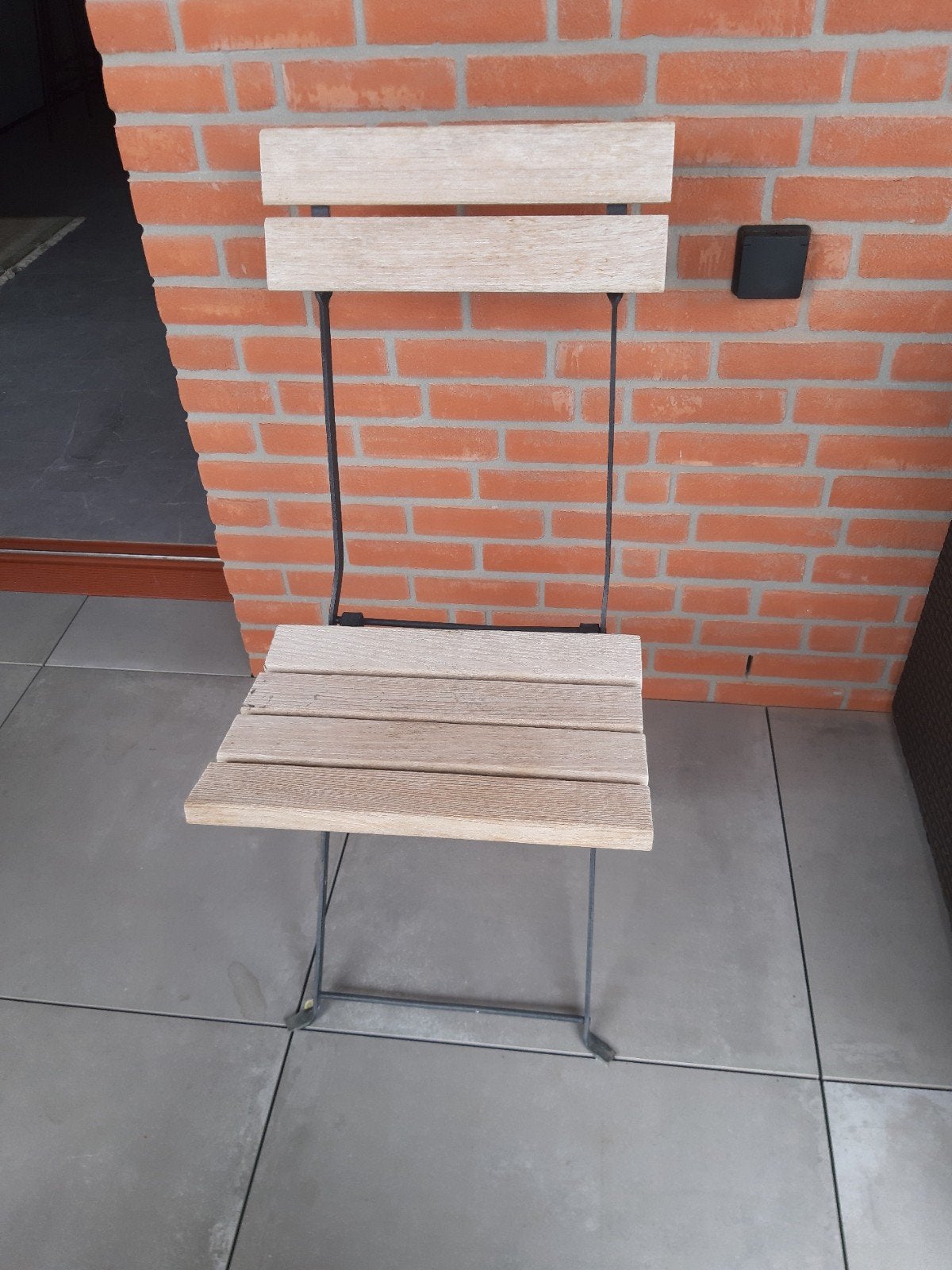 4 plooibare terrasstoelen in teak, met rode kussentjes,4x€12, Jardin & Terrasse, Chaises de jardin, Enlèvement, Comme neuf, Bois