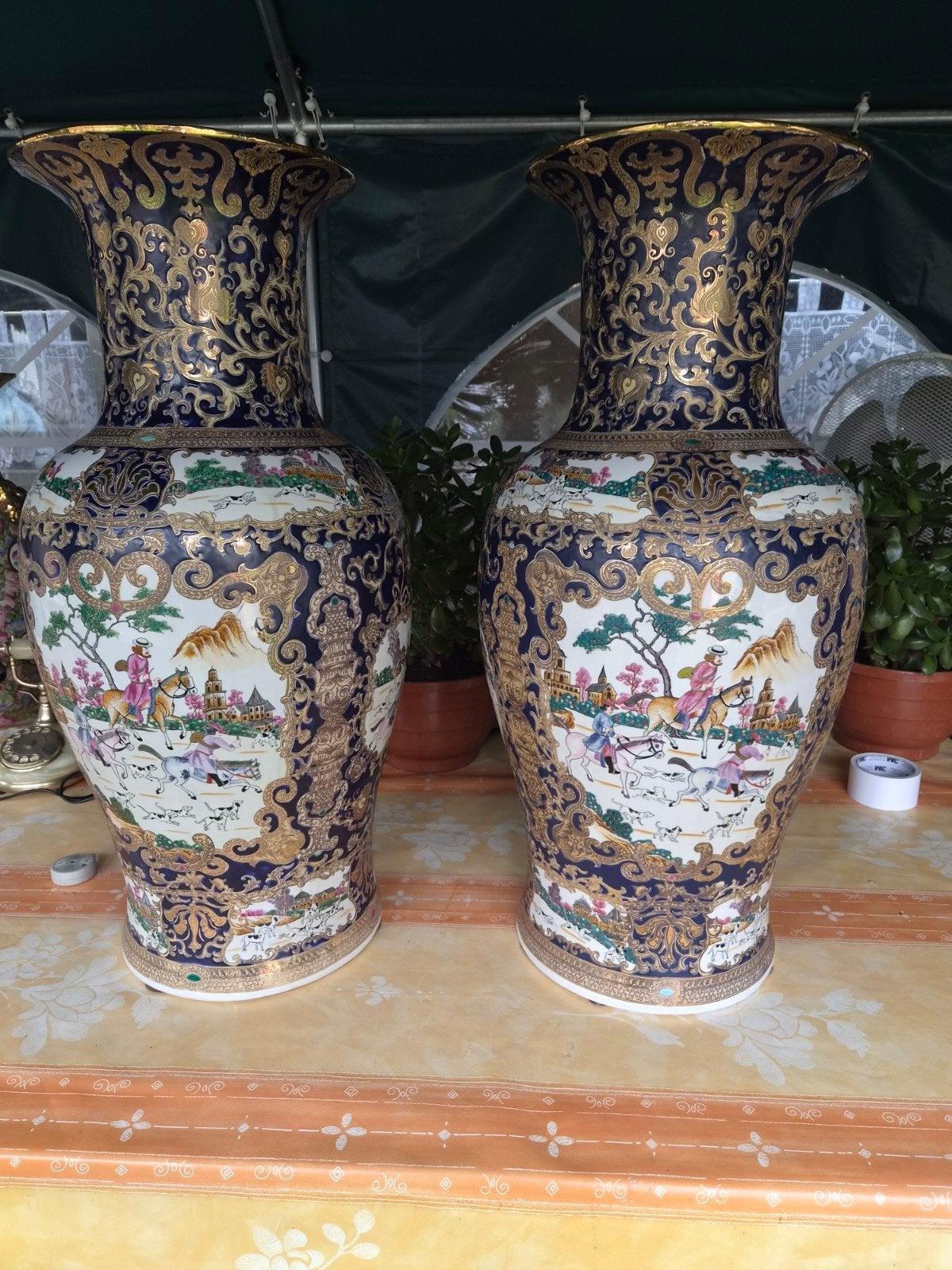 groot koppel chinese vazen met jacht tafereel, Ophalen