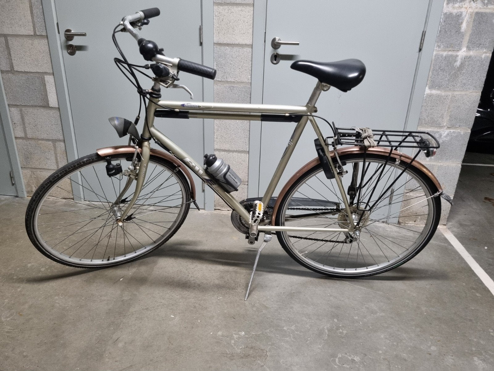 Degelijke herenfiets met versnellingen, Ophalen
