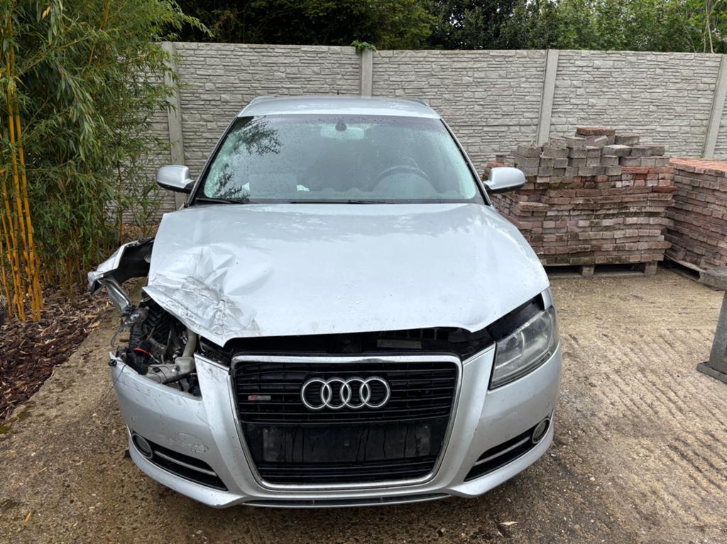 Ongeval wagen audi A3 310000km motor werkt, Auto's, Voorwielaandrijving, Euro 5, Zwart, 5 deurs