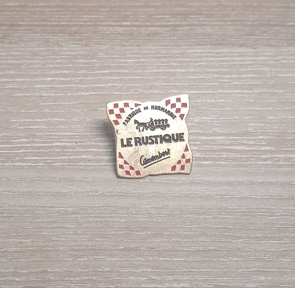 PIN - LE RUSTIQUE - CAMEMBERT - KAAS - FROMAGE - CHEESE, Verzamelen, Verzenden, Gebruikt, Merk, Speldje of Pin
