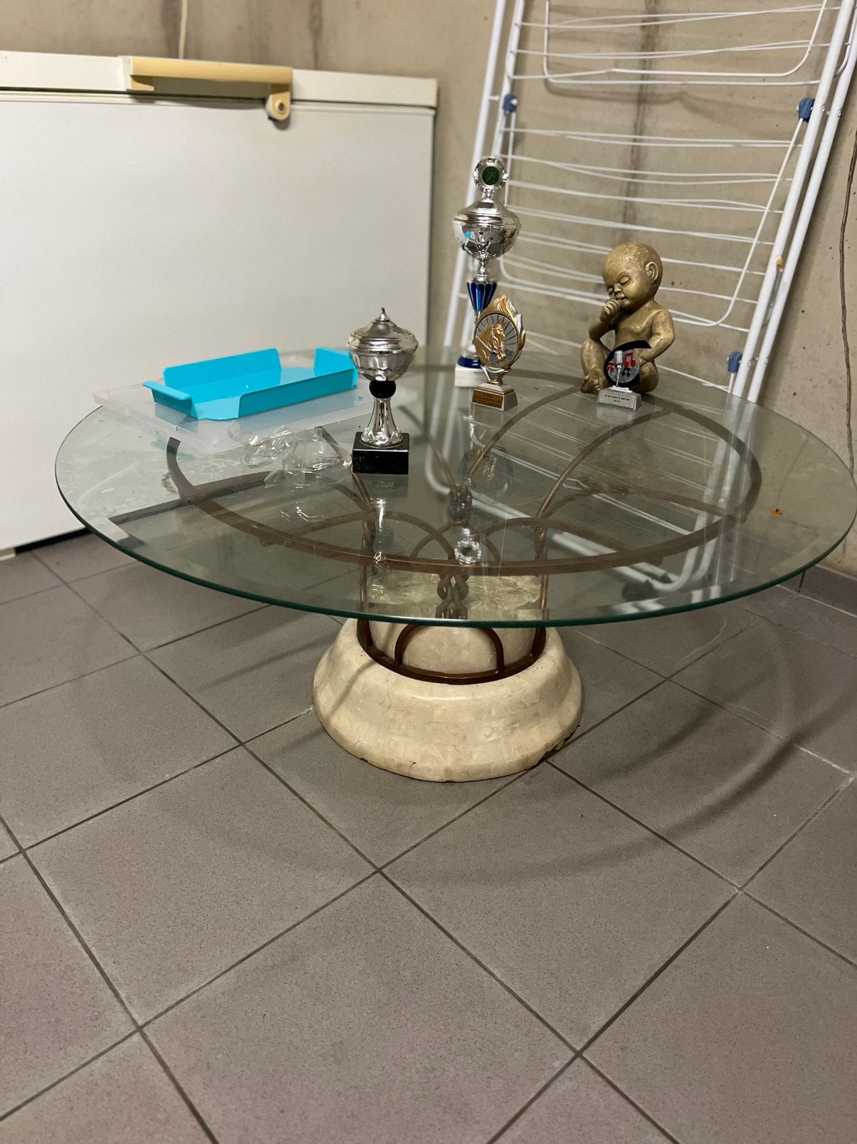 Glazen salontafel met marmeren voet, Huis en Inrichting, Tafels | Salontafels, Ophalen, 50 – 75, Rond, 100 tot 150 cm