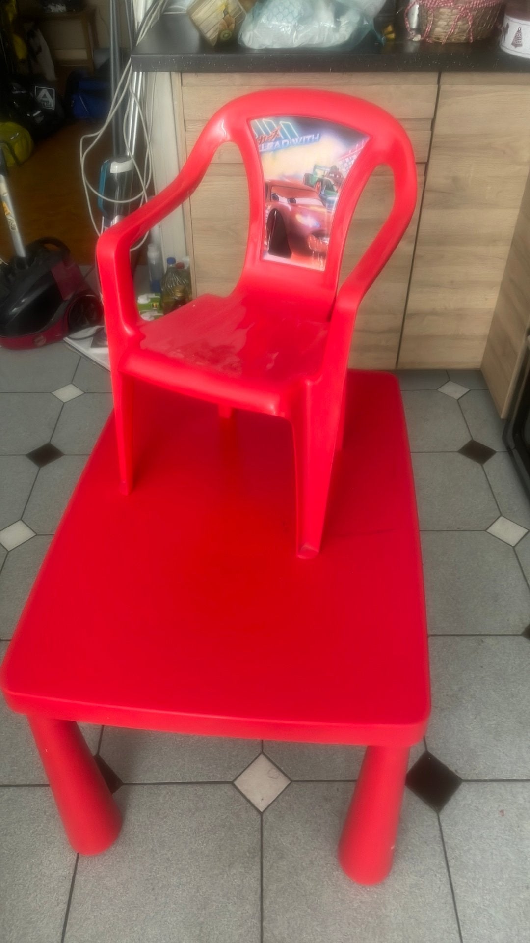 Rode tafel+kleine stoel voor kinderen, Kinderen en Baby's, Kinderkamer | Tafels en Stoelen, Ophalen, Gebruikt, Tafel(s) en Stoel(en)