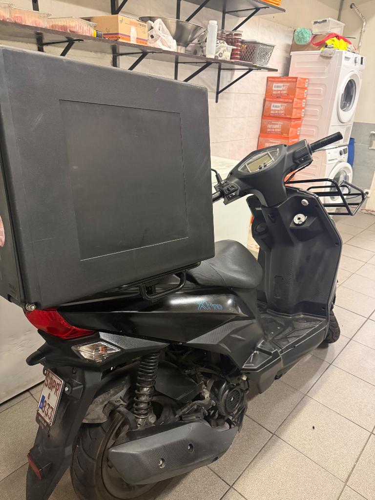 Scooter SYM  XPro B klasse met koffer zo goed als nieuw, Ophalen, 49 cc, Benzine, Klasse B (45 km/u)
