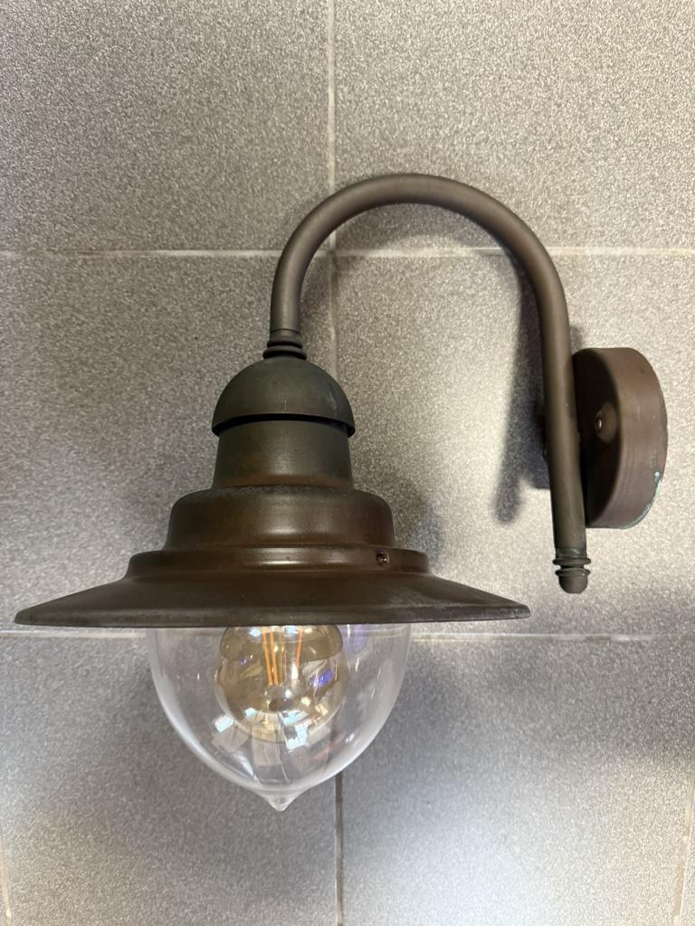 Koperen stallampen, Ophalen