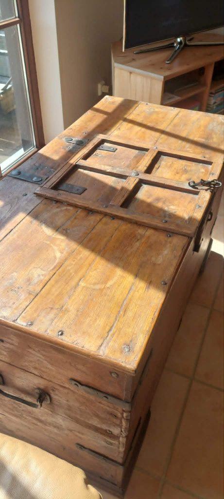 Coffre indien ancien en bois massif – sur roulettes, Antiquités & Art, Enlèvement