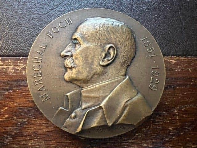 Médaille en bronze commémorant la mort du maréchal Foch, Collections, Enlèvement