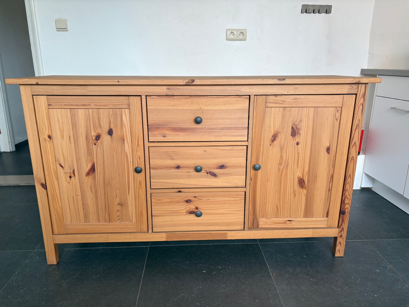 Ikea grenen buffetkast met 2 deuren en 3  lades., Enlèvement, Comme neuf