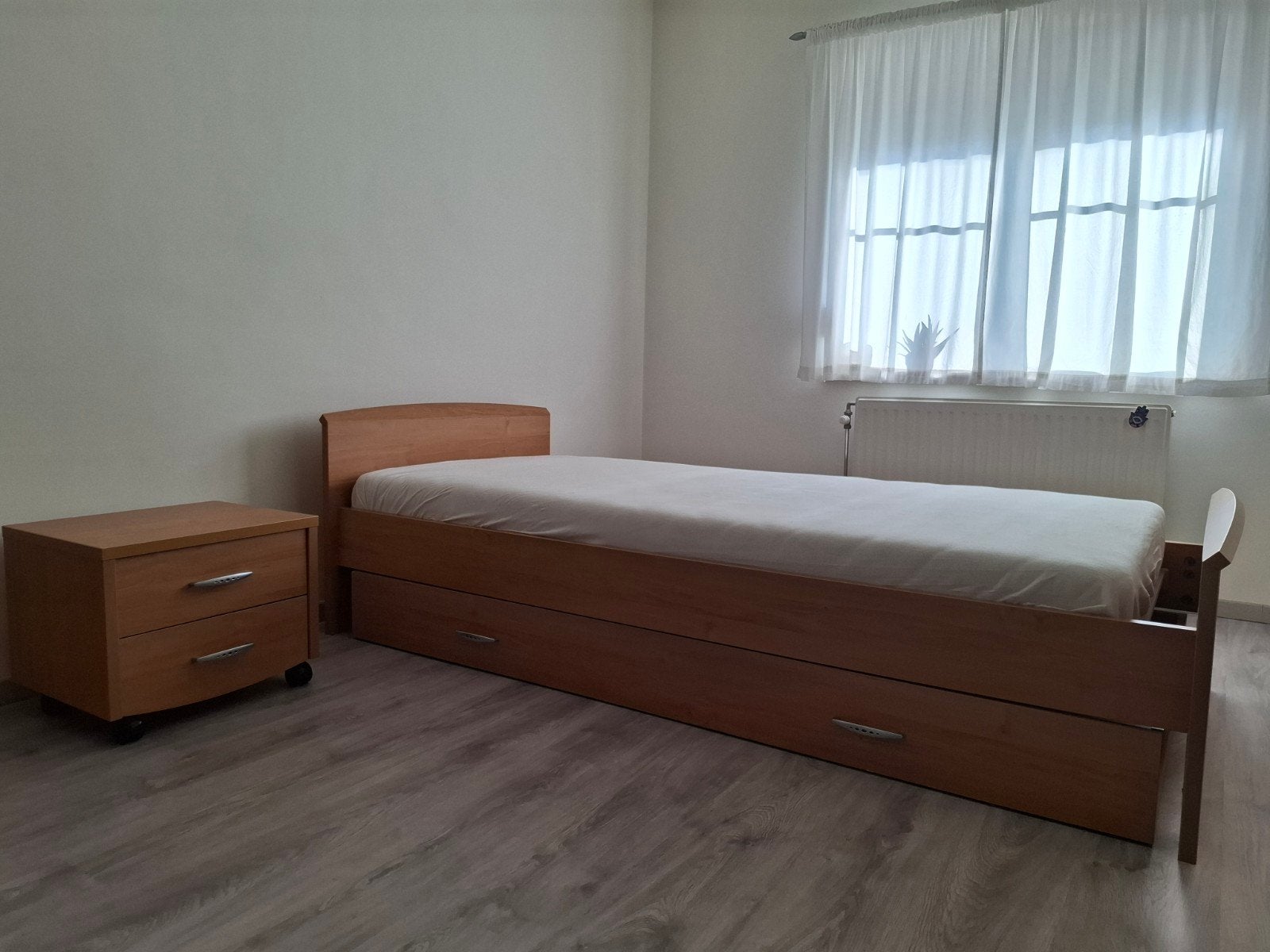 1 persoonsbed met nachtkastje GRATIS, Huis en Inrichting, Ophalen, Eenpersoons, Bruin, Hout