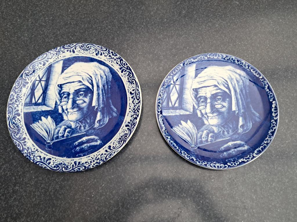 1 of 2 bord Delfts blauw Boch 25/28.5 cm oude dame bril+boek, Ophalen of Verzenden