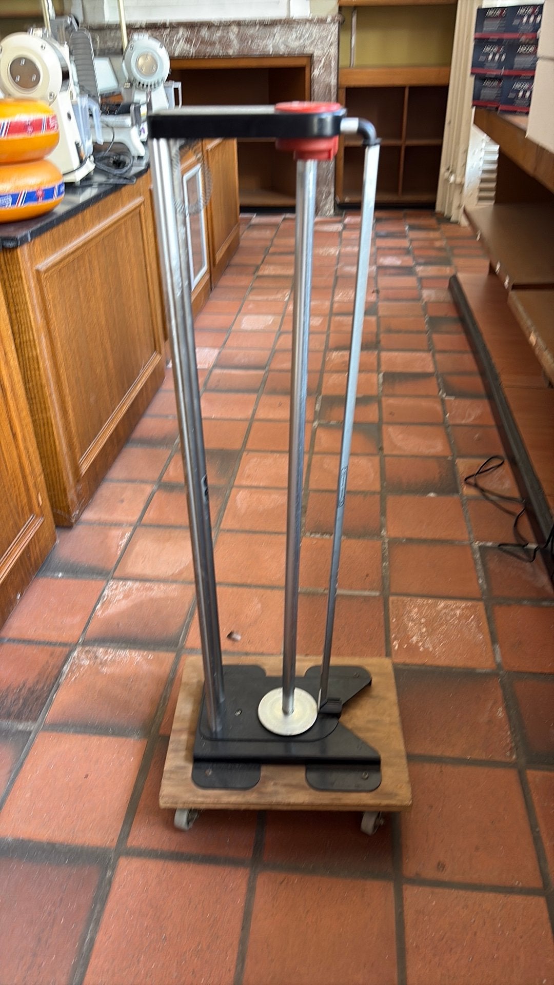 Snijmachine voor inpakpapier rechtopstaand, Ophalen