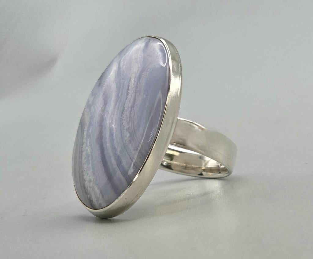 Zilveren ring met edelsteen chalcedoon. 2026/227, Handtassen en Accessoires, Ringen, 18 tot 19, Overige kleuren, Nieuw, Ophalen of Verzenden