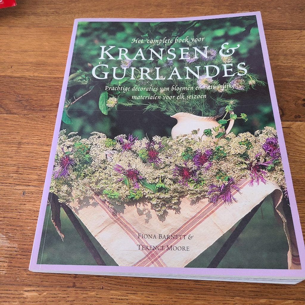 Boek - Kransen & Guirlandes - F. Barnett-T.Moore, Ophalen, Zo goed als nieuw, Overige onderwerpen, Fiona Barnett en Terence Moore