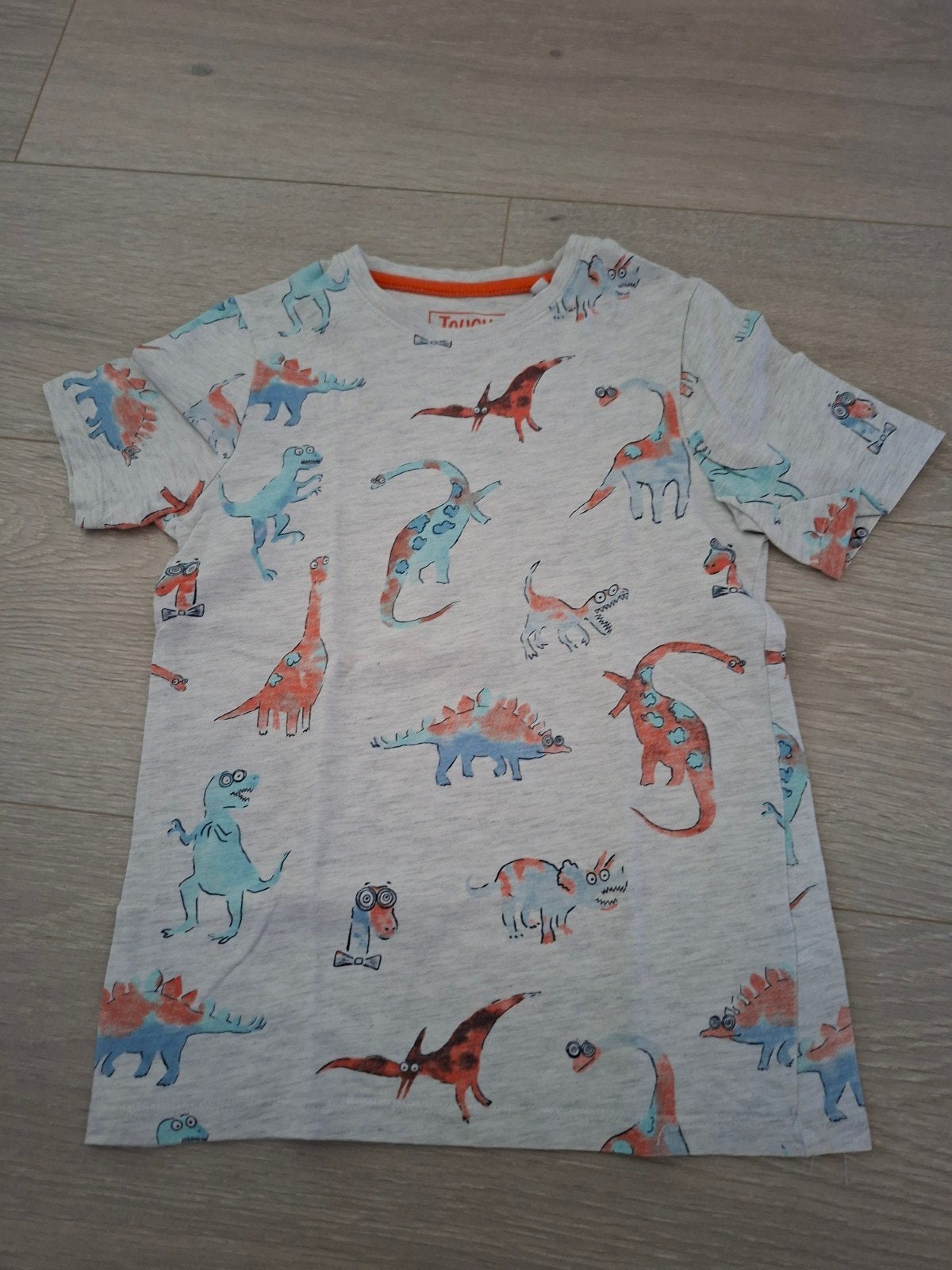 T-shirt  dinosaurussen M128, Kinderen en Baby's, Kinderkleding | Maat 128, C&A, Ophalen of Verzenden, Zo goed als nieuw, Shirt of Longsleeve