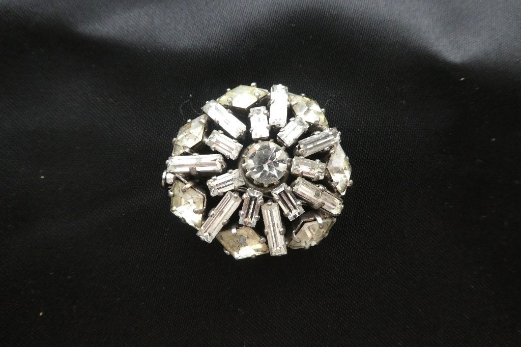 Jolie Broche Ronde Ancienne avec Strass Diam. 3,5 cm., Ophalen, Met strass