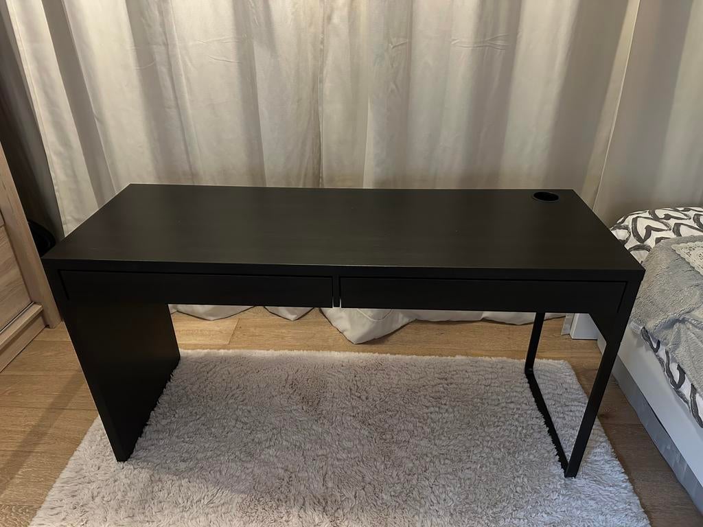 Bureau IKEA noir avec 2 tiroirs en bon état, Comme neuf, IKEA, Moderne, Enlèvement