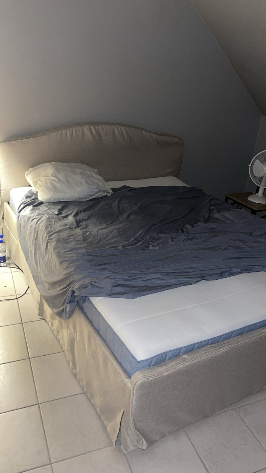Bed en nachtkast, Huis en Inrichting, Slaapkamer | Bedden, Ophalen, Beige, Tweepersoons, Zo goed als nieuw